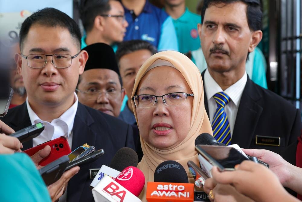 Dr Zaliha (tengah) ketika ditemui pengamal media selepas merasmikan Wellness Hub Hospital Sultanah Aminah di Wellness Hub hari ini. - Foto Bernama
Turut hadir Pengerusi Jawatankuasa Kesihatan dan Perpaduan Negeri Johor Ling Tian Soon (kiri).
-- fotoBERNAMA (2023) HAK CIPTA TERPELIHARA