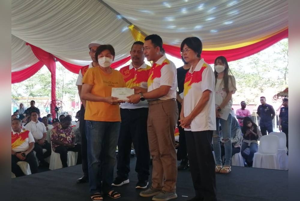Borhan (dua dari kanan) menyampaikan sumbangan kepada Su Lee yang kehilangan empat keluaga serentak dalam kejadian tanah runtuh di Batang Kali pada pertengahan Disember lalu.