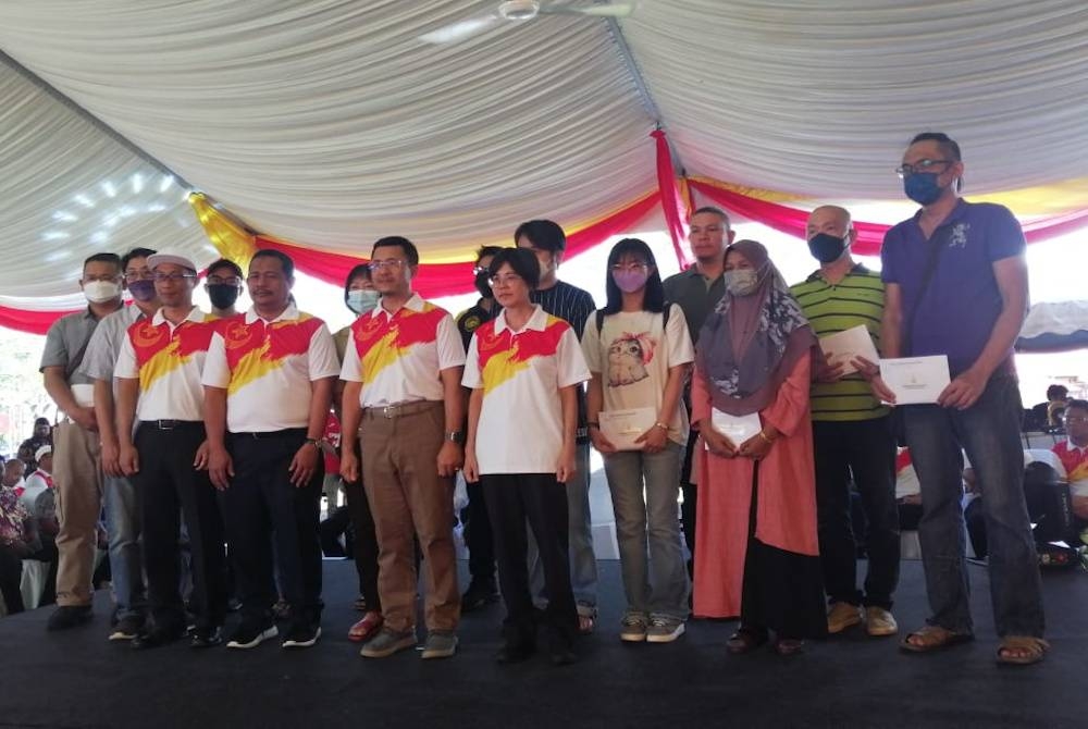 Waris mangsa tragedi Batang Kali menerima bantuan wang ehsan daripada kerajaan negeri pada JSP Hulu Selangor pada Ahad.