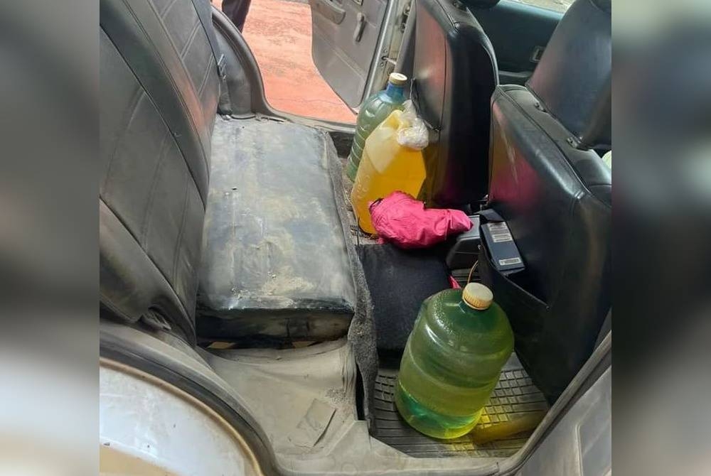 Petrol yang dimuatkan di dalam kereta untuk tujuan penyeludupan. - Foto Ihsan KPDN