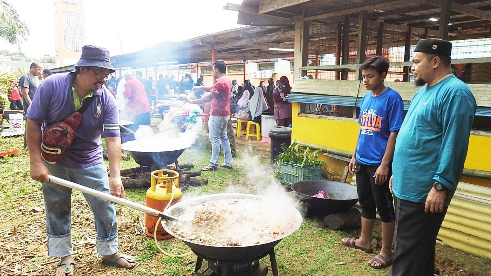 Gotong- royong memasak turut diadakan pada program amal dan kemasyarakatan, Jom Cuci Masjid (JCM) kali ke-41 Di Masjid At-Taqwa, Felda Kota Gelanggi Dua dan Empat pada Ahad.