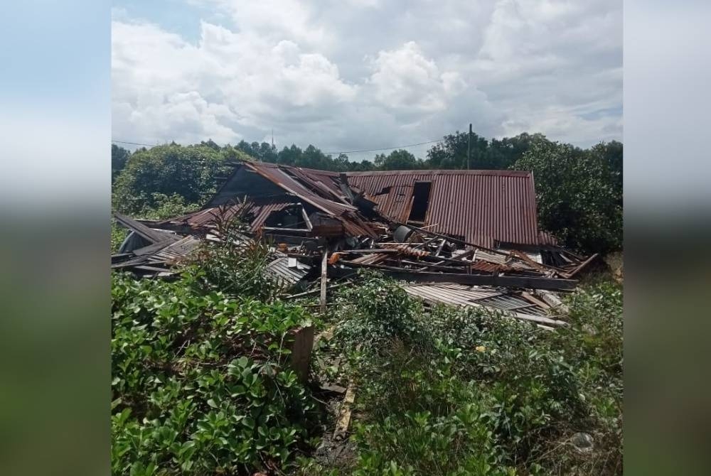 Keadaan rumah yang runtuh 100 peratus runtuh.