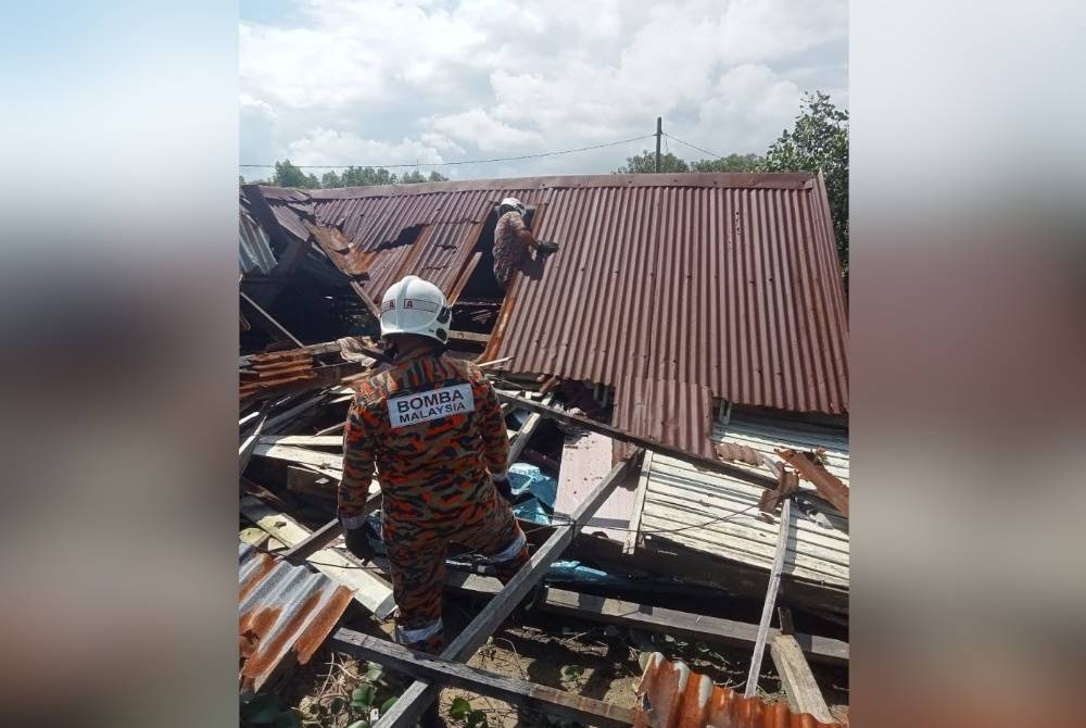 Bomba menjalankan pemeriksaan di kawasan rumah runtuh di Kampung Tanjung Lumpur pada Ahad. - Foto Bomba Pahang