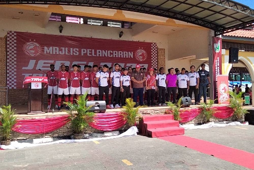 Norizam (depan, empat dari kiri) ketika Majlis Pelancaran Jersi dan Memperkenalkan Pemain Kelantan FC di Stadium Sultan Muhammad IV, pada Ahad.