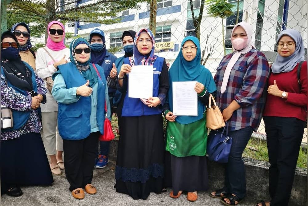 Azlinda (empat dari kanan), bersama sebahagian ahli Wanita PN Johor, membuat laporan polis di Balai Polis Larkin pada Ahad.