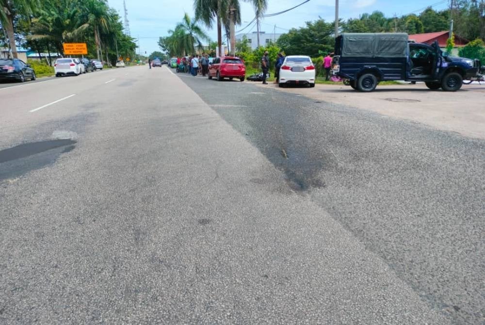 Lokasi kemalangan membabitkan tiga kenderaan di Kilometer 133.5 Jalan Kuantan-Johor Bahru, pada 2 petang, Ahad. - Foto Ihsan Polis Rompin