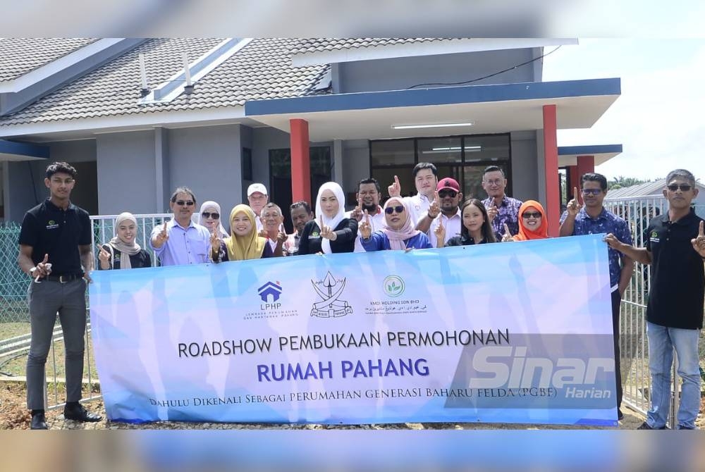 Azjuriyahati (lima dari kiri) bersama sebahagian daripada generasi kedua Felda di Maran.