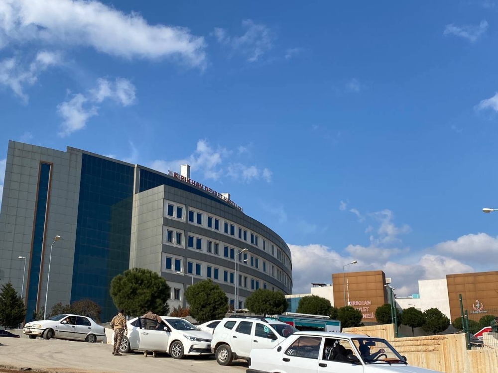 Rumah Sakit Negara Kirikhan hanya mampu menampung beberapa pasien karena beberapa bangunan juga terkena dampak gempa pada 6 Februari lalu.