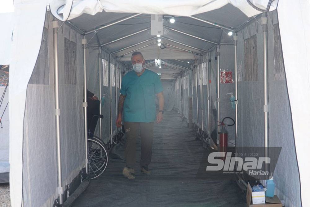 Keadaan dalam hospital lapangan yang mempunyai pelbagai peralatan moden umpama hospital sebenar.