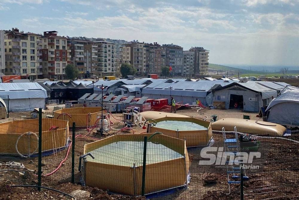 Hospital lapangan bencana dibina di kawasan lapang berhampiran Hospital Negeri Kirikhan.