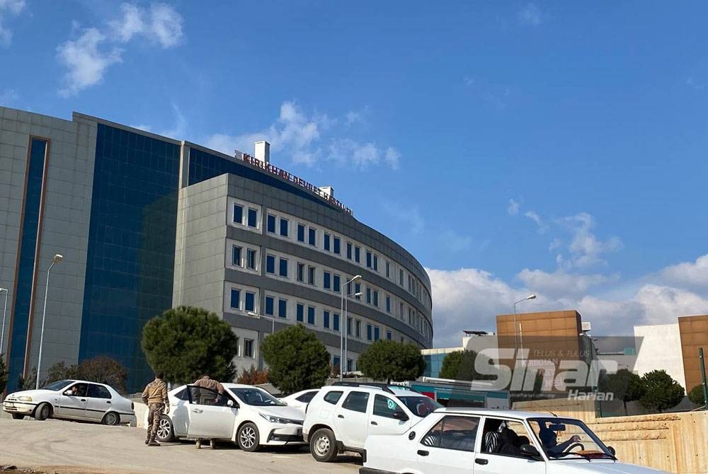 Hospital Negeri Kirikhan hanya mampu menampung sebahagian pesakit memandangkan sebahagian bangunan itu turut terkesan akibat gempa bumi pada 6 Februari lalu.