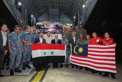 Panglima Tentera Udara Diraja Malaysia (TUDM) Datuk Seri Mohd Asghar Khan Goriman Khan bergambar ketika hadir melihat proses pada misi penghataran bantuan kemanusiaan gempa bumi ke Syria di Pangkalan Udara TUDM Subang hari ini.
Turut sama Timbalan Ketua Setiausaha Hubungan Pelbagai Hala Kementerian Luar Negeri Datuk Cheong Loon Lai (sembilan, kiri) dan Kuasa Usaha Sementara Kedutaan Besar Syria di Kuala Lumpur Mohd Ghiath Ibrahim (tujuh, kiri).