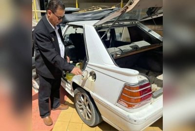 Azman menunjukkan kereta yang diubah suai untuk tujuan penyeludupan petrol. - Foto Ihsan KPDN