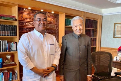 Muhammad Sanusi (kiri) berkongsi gambar pertemuan beliau dengan Dr Mahathir di Yayasan Kepimpinan Perdana Isnin lepas yang dikongsikan dalam laman Facebooknya.
