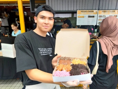 Adib menunjukkan pisang goreng keju yang dijual.