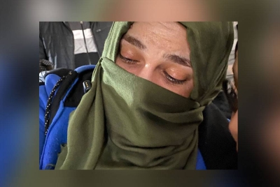 Hibah sedih ketika menceritakan peristiwa gempa bumi yang mengorbankan nyawa ibunya.