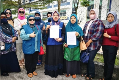 Azlinda (empat dari kanan), bersama sebahagian ahli Wanita PN Johor, membuat laporan polis di Balai Polis Larkin pada Ahad.