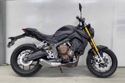 Model CN800 Zhen yang dipercayai ditiru daripada Honda CBR650R.