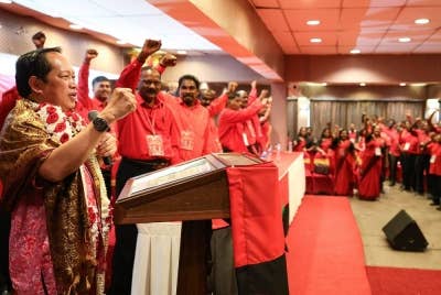 Setiausaha Agung UMNO Datuk Seri Ahmad Maslan (kiri) menyempurnakan Perasmian Perhimpunan Agung Parti Barisan Kemajuan India Se-Malaysia (IPF) yang ke-30 di Wisma Tan Sri MG Pandithan pada Ahad. - Foto Bernama