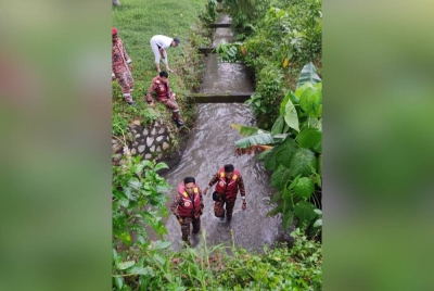 Anggota Bomba menjalankan pencarian di sekitar lokasi kejadian.