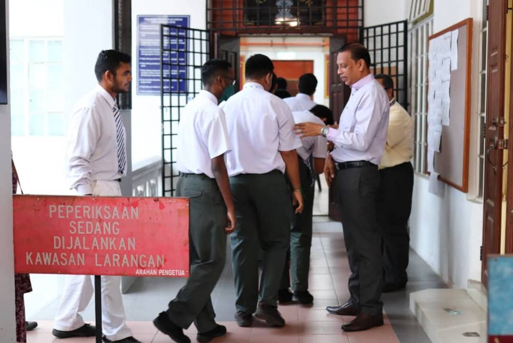 Pelajar SMK Anderson berbaris sebelum memasuki dewan peperiksaan bagi menjawab kertas Bahasa Melayu.
