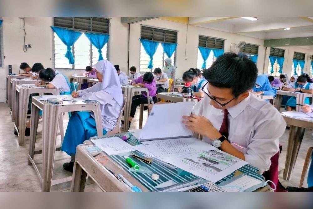 Calon pelajar SPM di Sekolah Menengah Kebangsaan (SMK) Bukit Baru di Bukit Beruang, di sini, pada Isnin.