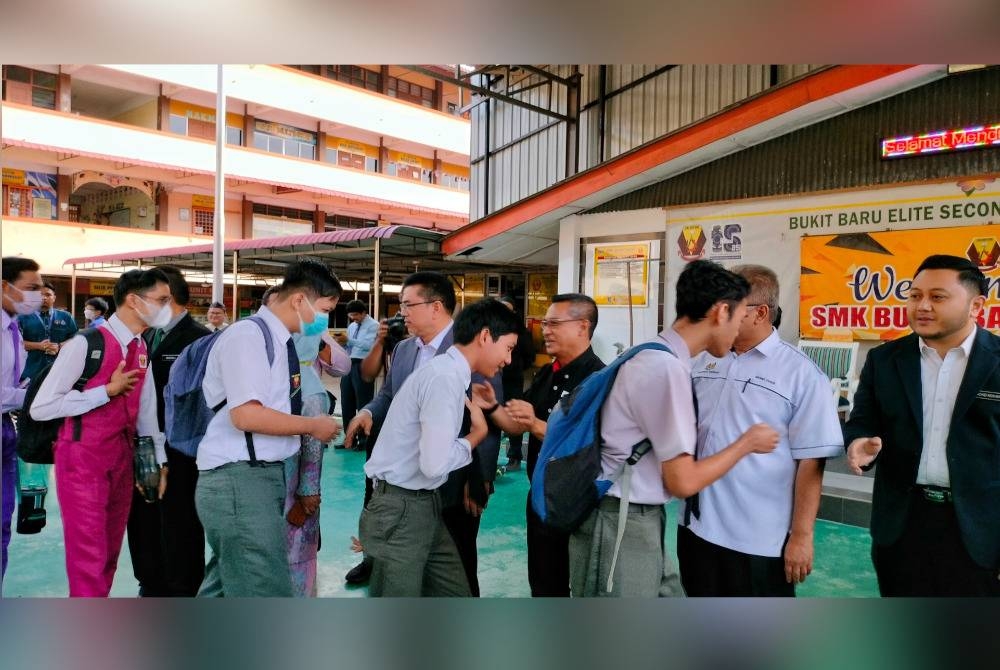 Sulaiman (tengah) ketika bersalaman dengan calon SPM di SMK Bukit Baru di Bukit Beruang di sini, pada Isnin.