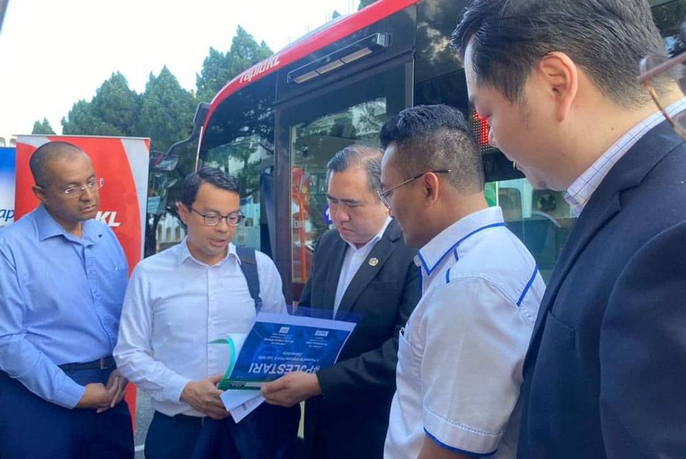 Chean Chung (dua dari kiri) menggunakan perkhidmatan bas perantara percuma dari KL Sentral ke bangunan Parlimen yang bermula pada Isnin - Foto Facebook Lee Chean Chung