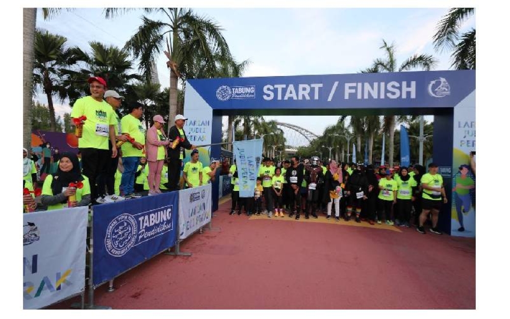 Mohammad Yusof  (lima dari kiri) diiringi Abdul Razak (tiga dari kiri) dan Ahmad Dasuki  (kiri) melepaskan peserta larian.