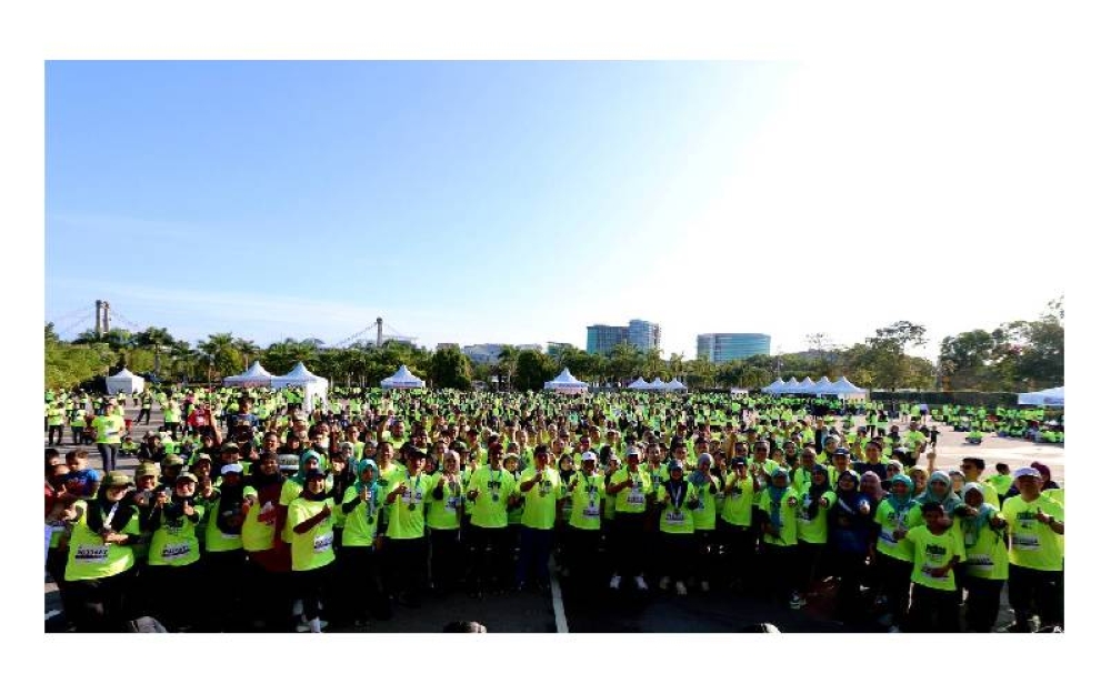 Peserta larian mengabadikan kenangan dengan tetamu kehormat yang hadir.