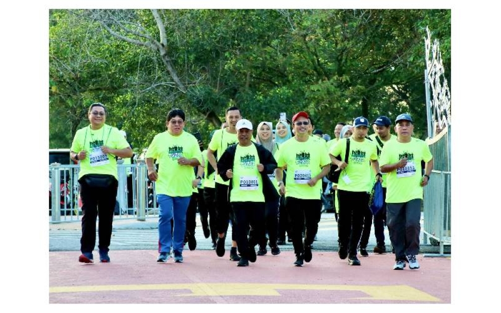 Mohammad Yusof (tiga dari kiri), Abdul Razak (dua dari kiri) dan Ahmad Dasuki (tiga dari kanan) turut bersama menyertai Larian Jubli Perak PTPTN di Anjung Floris pada Ahad.
 