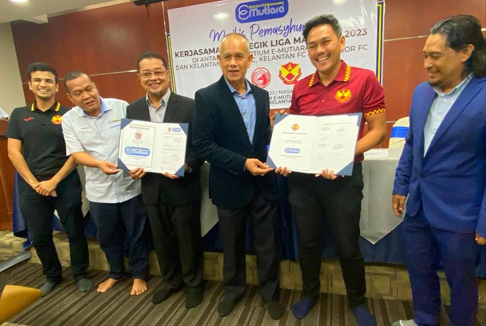 Dr Johan (dua dari kanan) bersama Che Ibrahim (tiga dari kanan) dan Rozi (tiga dari kiri) pada Majlis Pemasyhuran Kerjasama Strategik Liga Malaysia 2023 antara Konsortium E-Mutiara Berhad dan Selangor FC serta Kelantan United di Kota Bharu pada Isnin.