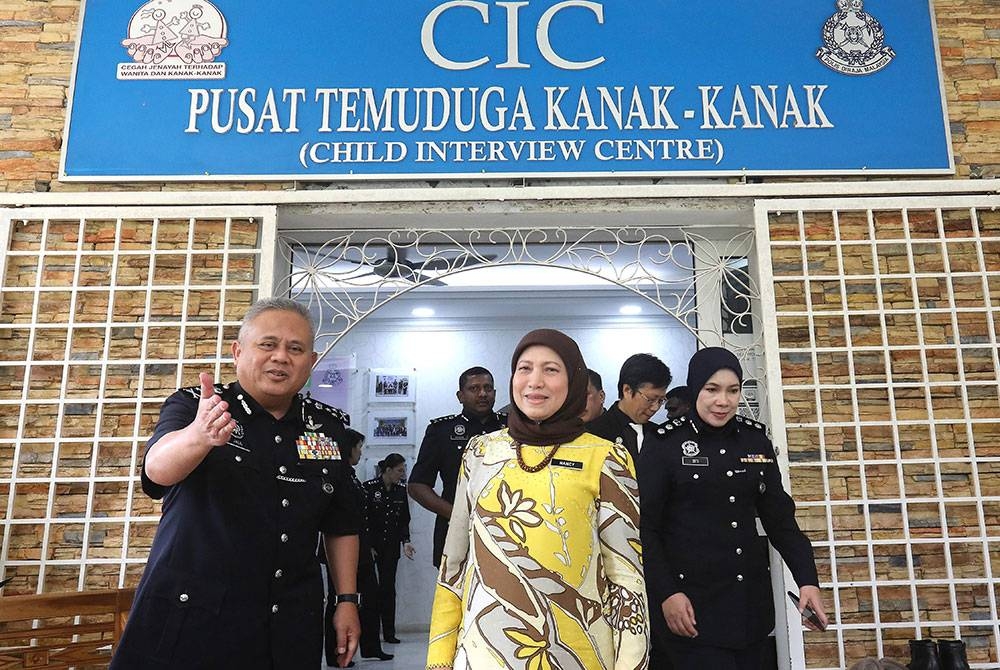 Nancy Shukri ketika lawatan kerja ke Pusat Temuduga Kanak-Kanak (CIC) Bahagian Siasatan Seksual, Wanita dan Kanak-Kanak (D11), Jabatan Siasatan Jenayah (JSJ) di sini, pada Isnin.