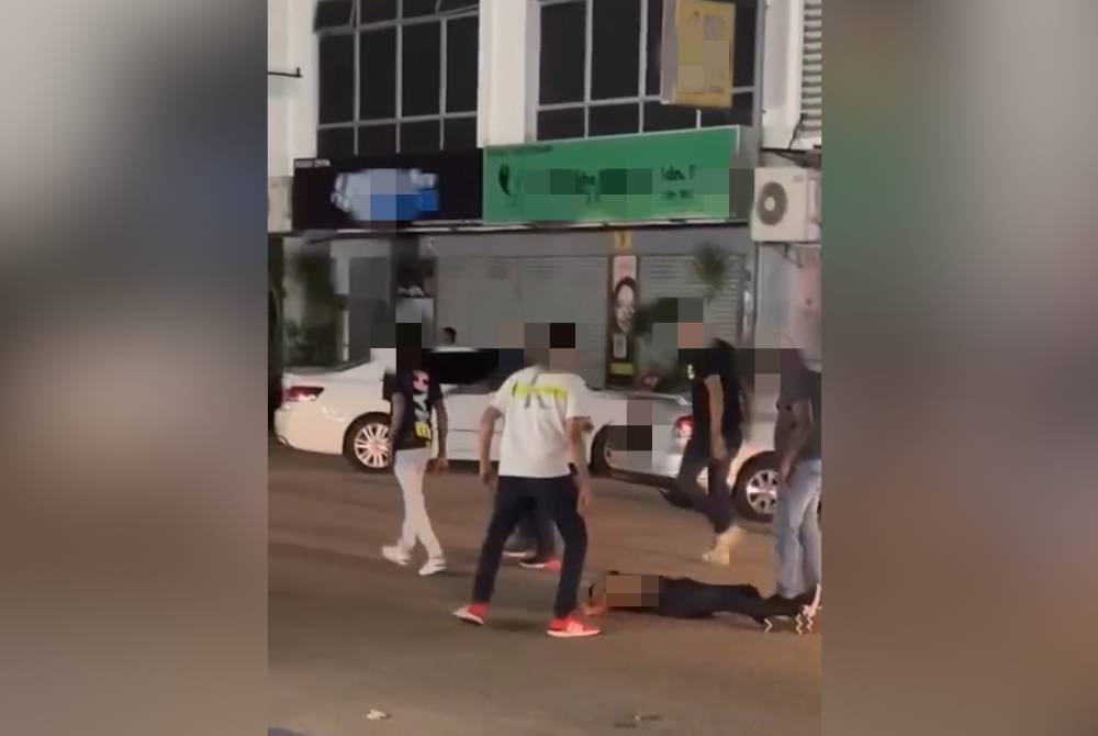 Tangkap layar video kejadian pergaduhan di Taman Nusa Bestari Skudai.