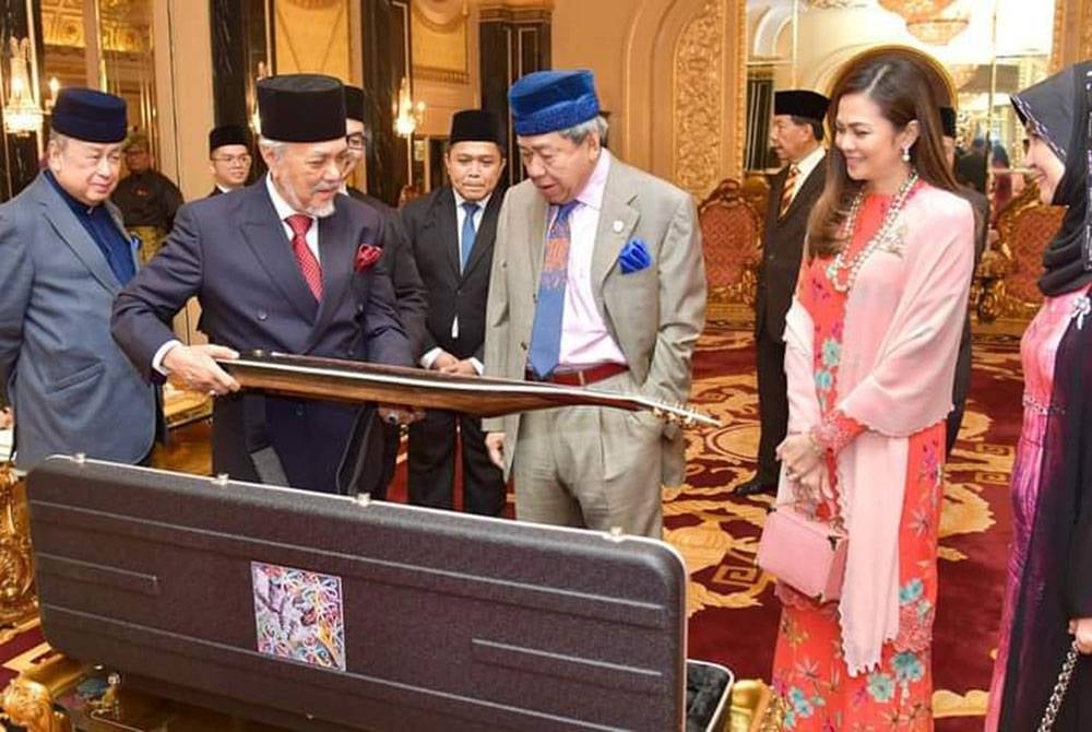 Sultan Sharafuddin turut berkenan membawa Mohamad Asfia (dua dari kiri) melawat ke sekitar Istana Alam Shah serta Masjid Istana Diraja untuk menunjukkan koleksi-koleksi bersejarah pada Sabtu.