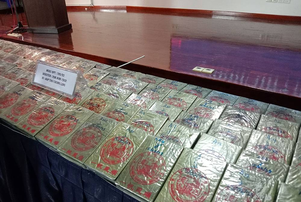 Antara ketulan dadah jenis heroin base yang dirampas.