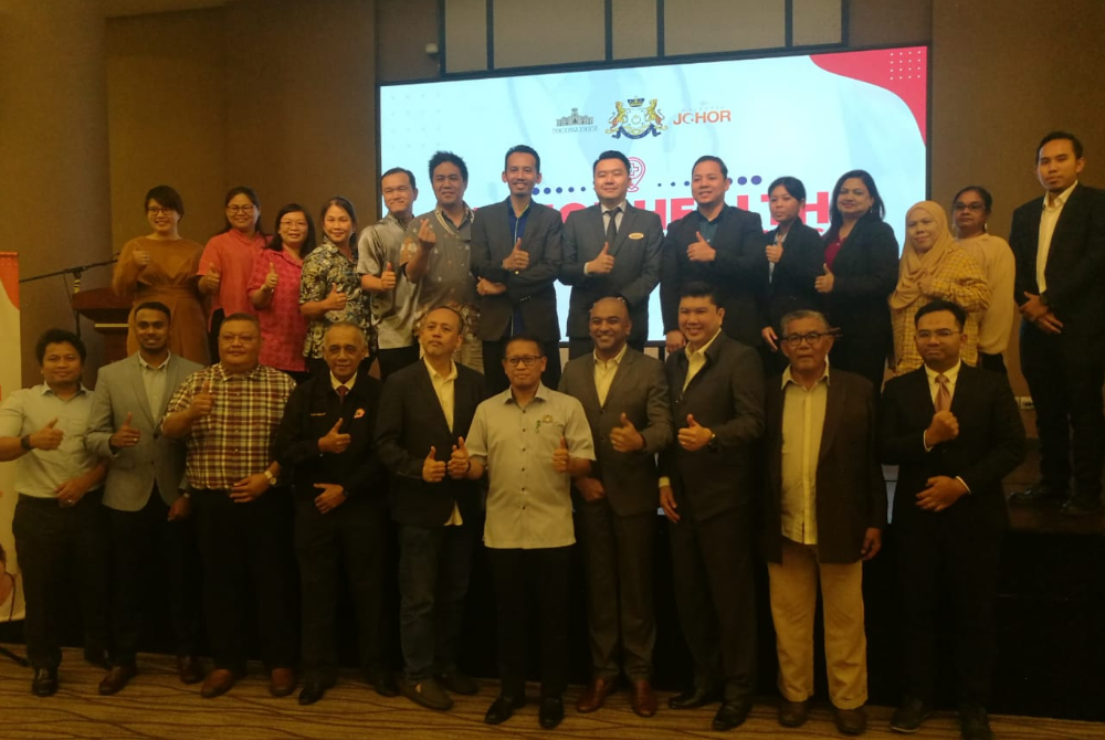Mohd Azlan (tengah) bersama pemain industri pelancongan Johor pada Program Latihan Perubatan dan Pelancongan Kesihatan di Iskandar Puteri pada Isnin.