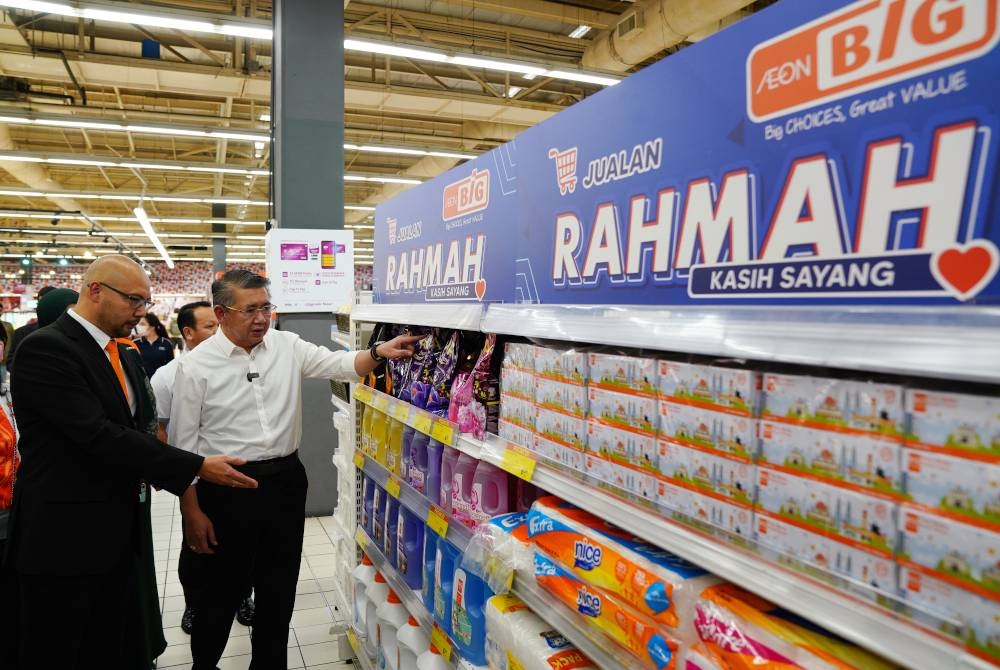 Datuk Seri Salahuddin Ayub bersama Pengarah Urusan AEON BiG (M) Sdn. Bhd, Sheikh Farouk Sheikh Mohamed menunjukkan barangan Jualan Rahmah pada majlis pelancaran Program Rahmah Aeon Big di Aeon Big Wangsa Maju, Kuala Lumpur pada Isnin.