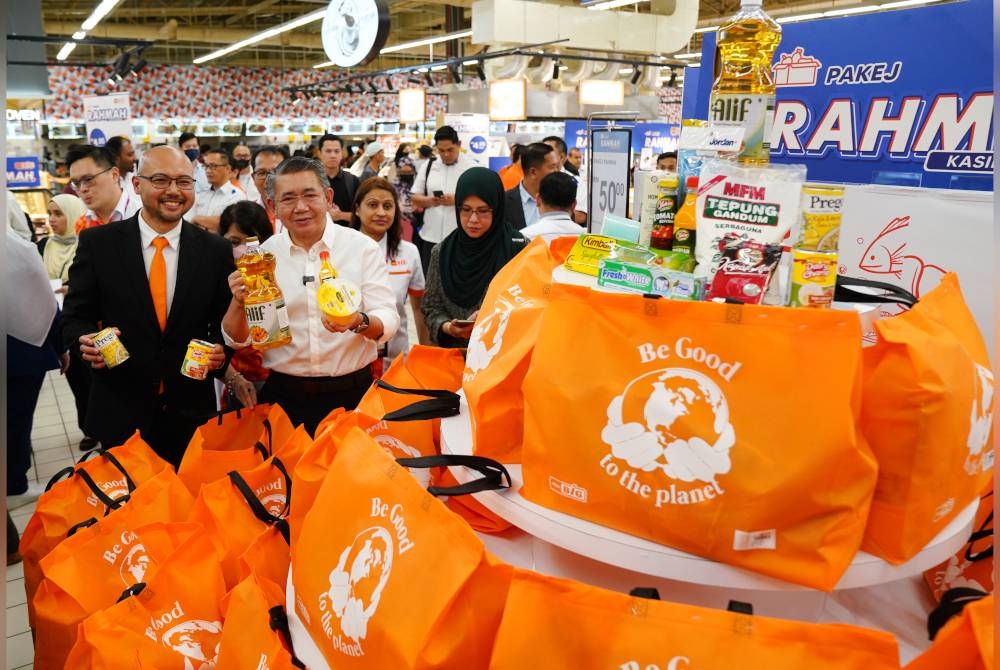 Salahuddin bersama Pengarah Urusan Aeon Big (M) Sdn. Bhd, Sheikh Farouk Sheikh Mohamed menunjukkan Pakej Rahmah pada majlis pelancaran Program Rahmah Aeon Big di Aeon Big Wangsa Maju, Kuala Lumpur pada Isnin.