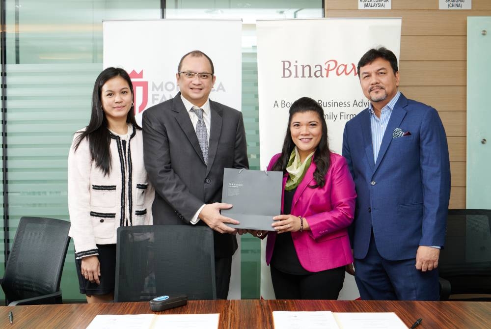 Dr Leilanie (kanan) bersama Presiden BinaPavo, Dr Mohar Yusof (dua dari kanan), Monozca (kiri) dan Direktor Philanthropic Alliances Lyn Buenaventura (dua dari kiri) ketika majlis tandatangan MoU tersebut pada Isnin.