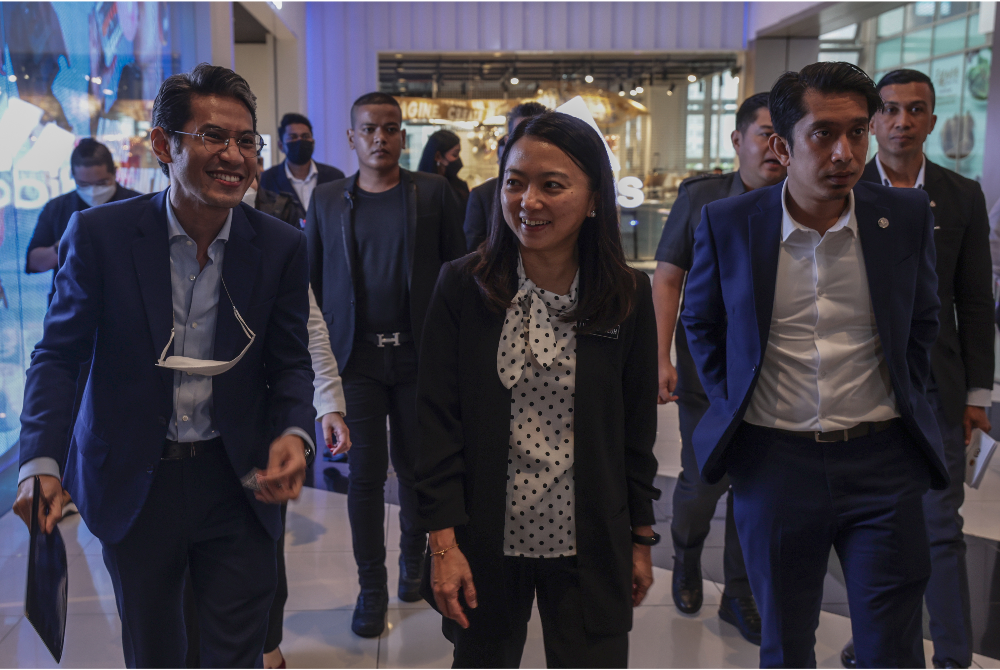 Hannah (tengah) bersama timbalannya, Adam Adli Abdul Halim (kanan) ketika hadir bagi menonton Malaysia Esports siri dokumentari yang bertajuk 'Jalur 14' di sebuah pusat beli belah hari ini. - Foto Bernama