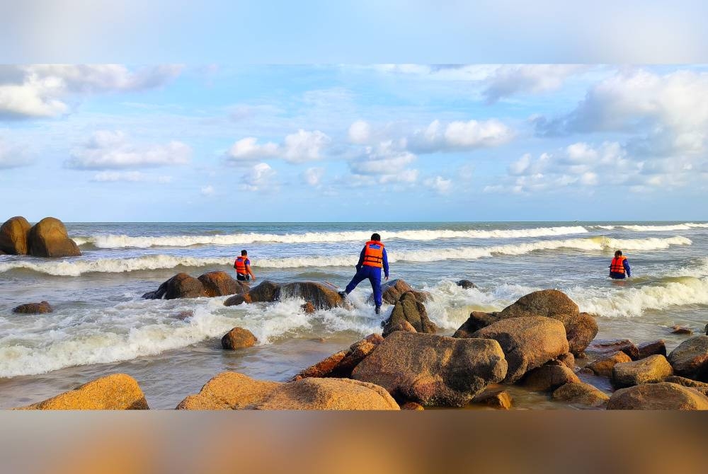 Operasi pencarian mangsa yang dikhuatiri lemas di Teluk Chempedak turut dibantu anggota APM.