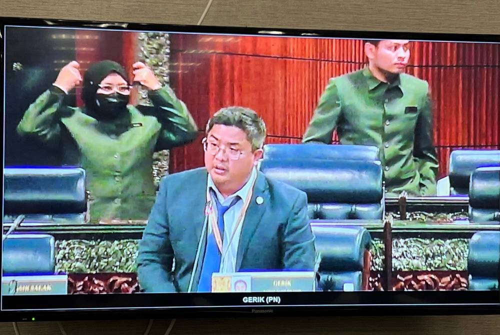 Fathul Huzair kelihatan sukar meneruskan perbahasan ketika menyatakan tentang kemiskinan di Gerik.