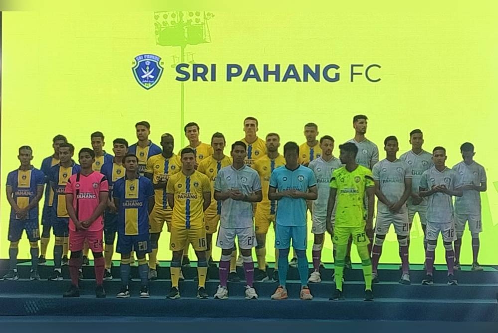 Barisan pemain SPFC mengayakan jersi pasukan pada Majlis Pelancaran Jersi dan Pengenalan Pemain di sini pada Isnin.