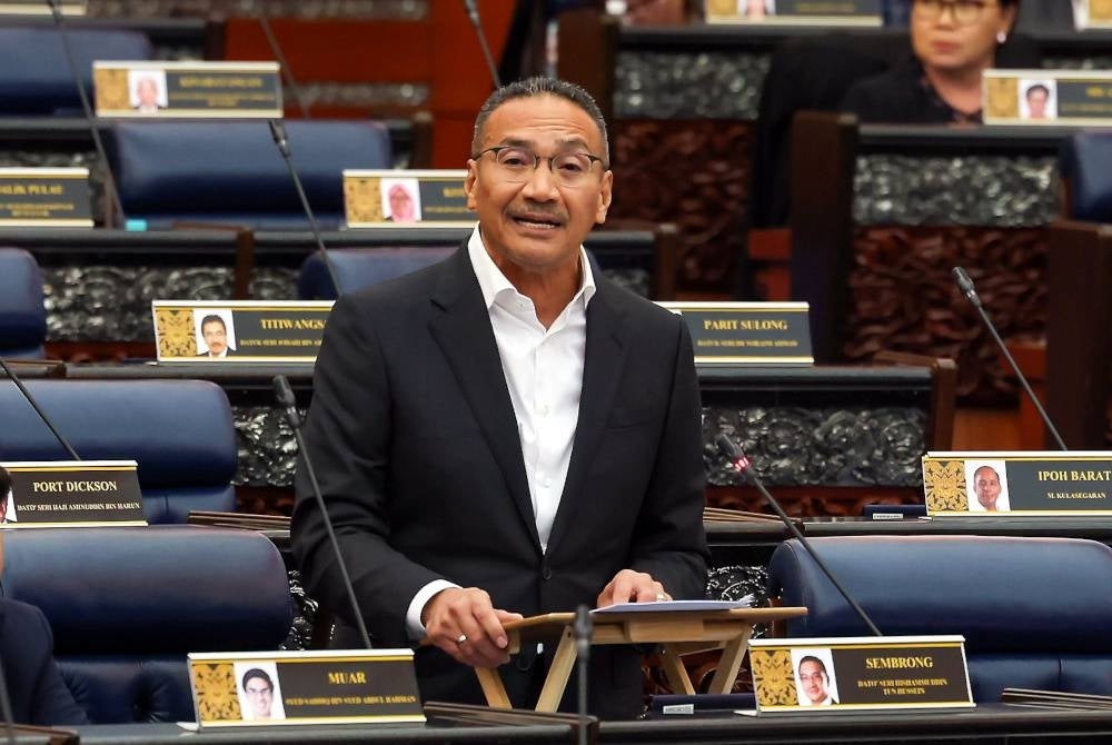Hishammuddin Tun Hussein ketika sesi perbahasan Titah Yang Dipertuan Agong pada Mesyuarat Pertama Penggal Kedua Parlimen ke-15 di Bangunan Parlimen hari ini. Foto Bernama