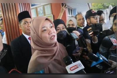 Fadhlina ketika bercakap kepada media di SMK Jalan Empat, Bandar Baru Bangi pada Isnin.