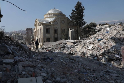 Seorang lelaki berjalan di hadapan sebuah masjid yang masih teguh berdiri susulan gempa bumi kuat melanda Kahramanmaras.