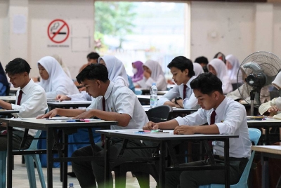 Calon SPM 2022 Sekolah Menengah Kebangsaan (SMK) Dato' Haji Mohd Said menduduki peperiksaan Bahasa Melayu kertas 1 semasa tinjauan hari ini. - Foto Bernama