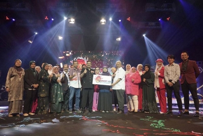 Azmi (depan, kiri) melancarkan drama radio ‘Ringgit Ke Syurga?' di Jabatan Penyiaran Malaysia Negeri Johor pada Isnin.