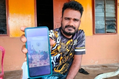 Jamal menunjukkan pasangan warga Rohingya yang bernikah menggunakan saluran yang betul di sebuah rumah di Semabok pada Oktober tahun lalu.